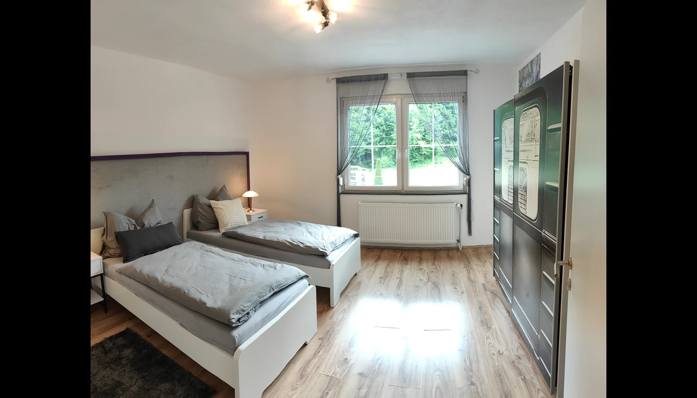 Monteur-Zimmer - Herd - Oberdrosen - Schlafzimmer mit zwei Einzelbetten - Ferienwohnung Waldblick