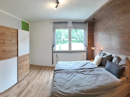 Monteur-Zimmer - Österreich - Schlafzimmer mit Doppelbett - Ferienwohnung Waldblick