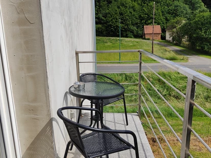 Monteur-Zimmer - Österreich - Balkon mit zwei Stühlen und einem Tisch - Ferienwohnung Waldblick