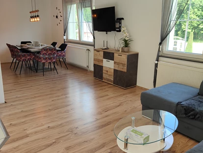 Monteur-Zimmer - Österreich - Wohn-Esszimmer mit schwenkbaren Fernseher - Ferienwohnung Waldblick