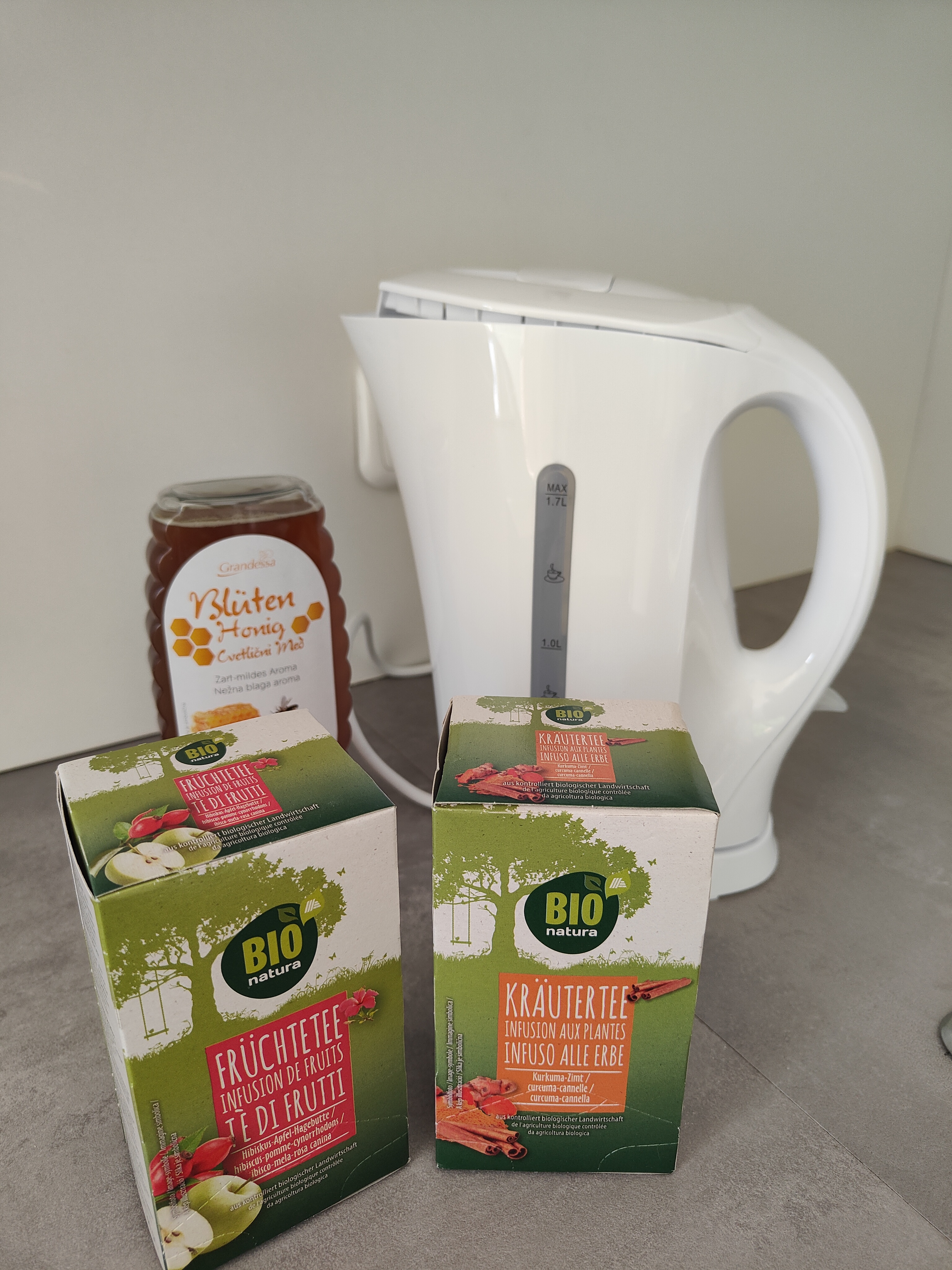 MonteurZimmer: Wasserkocher mit Teeauswahl - Ferienwohnung Waldblick