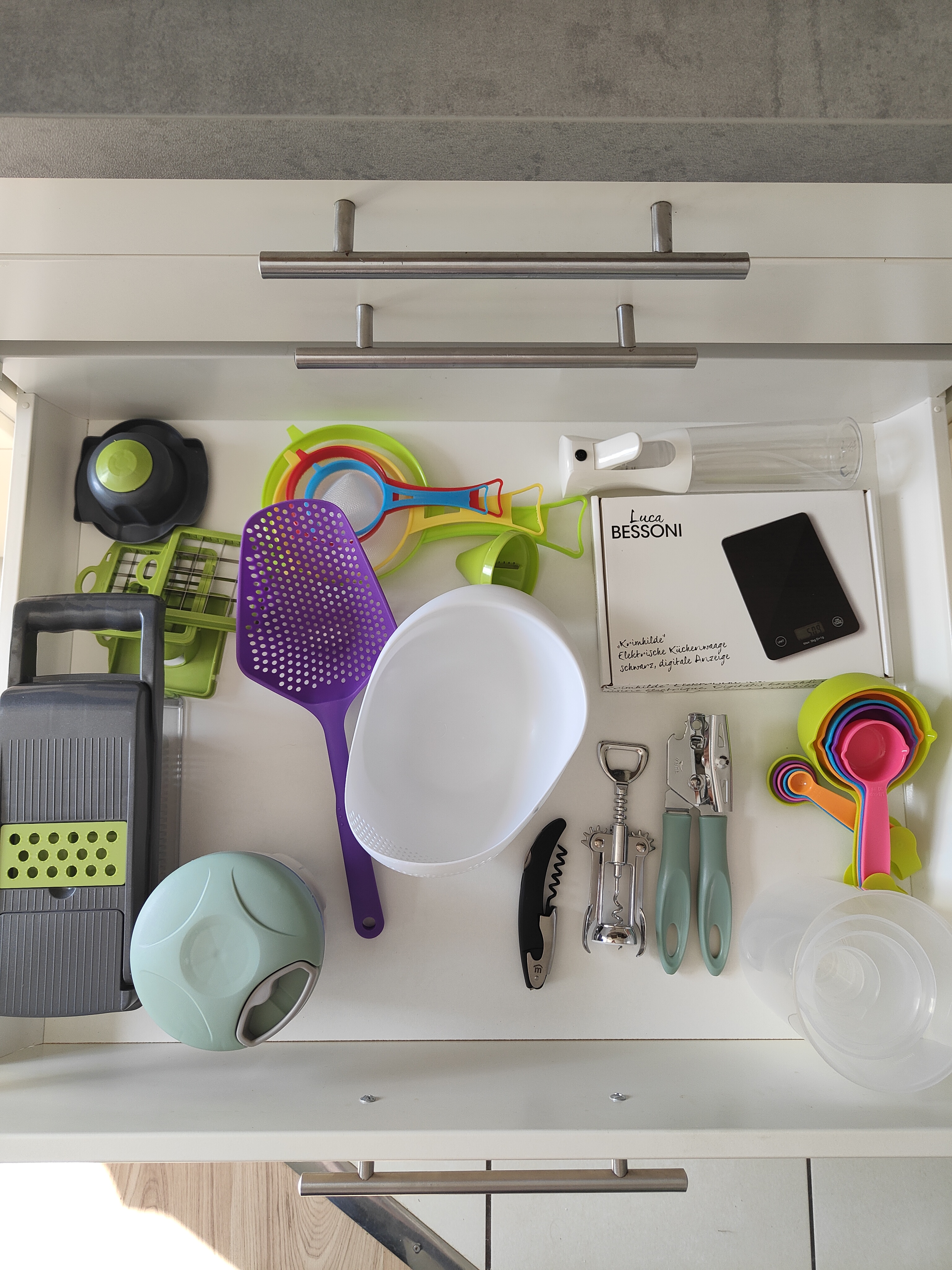 MonteurZimmer: Alles fürs Kochen und Backen - Ferienwohnung Waldblick