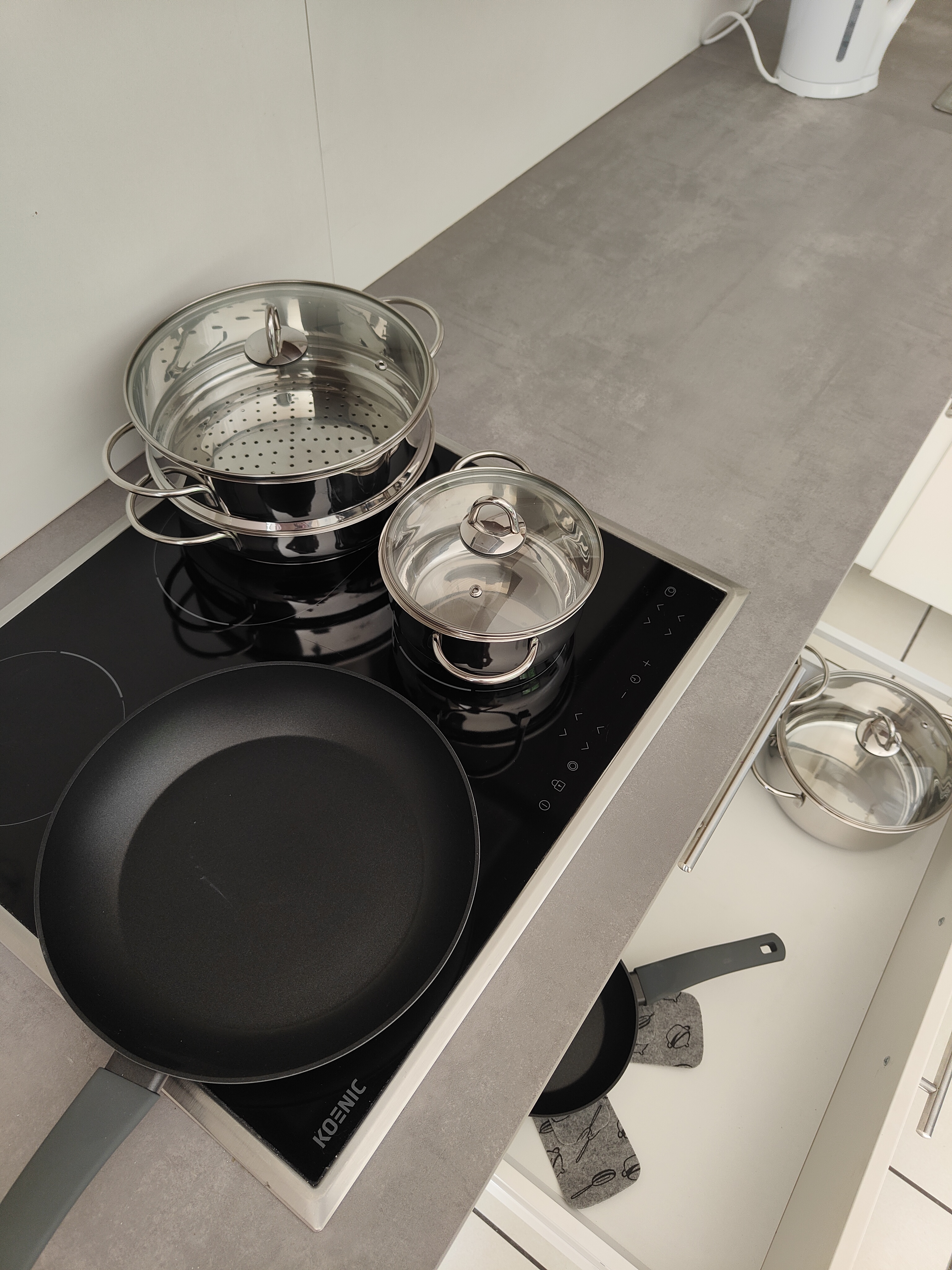 MonteurZimmer: Töpfe und Pfannen fürs Ceranfeld - Ferienwohnung Waldblick