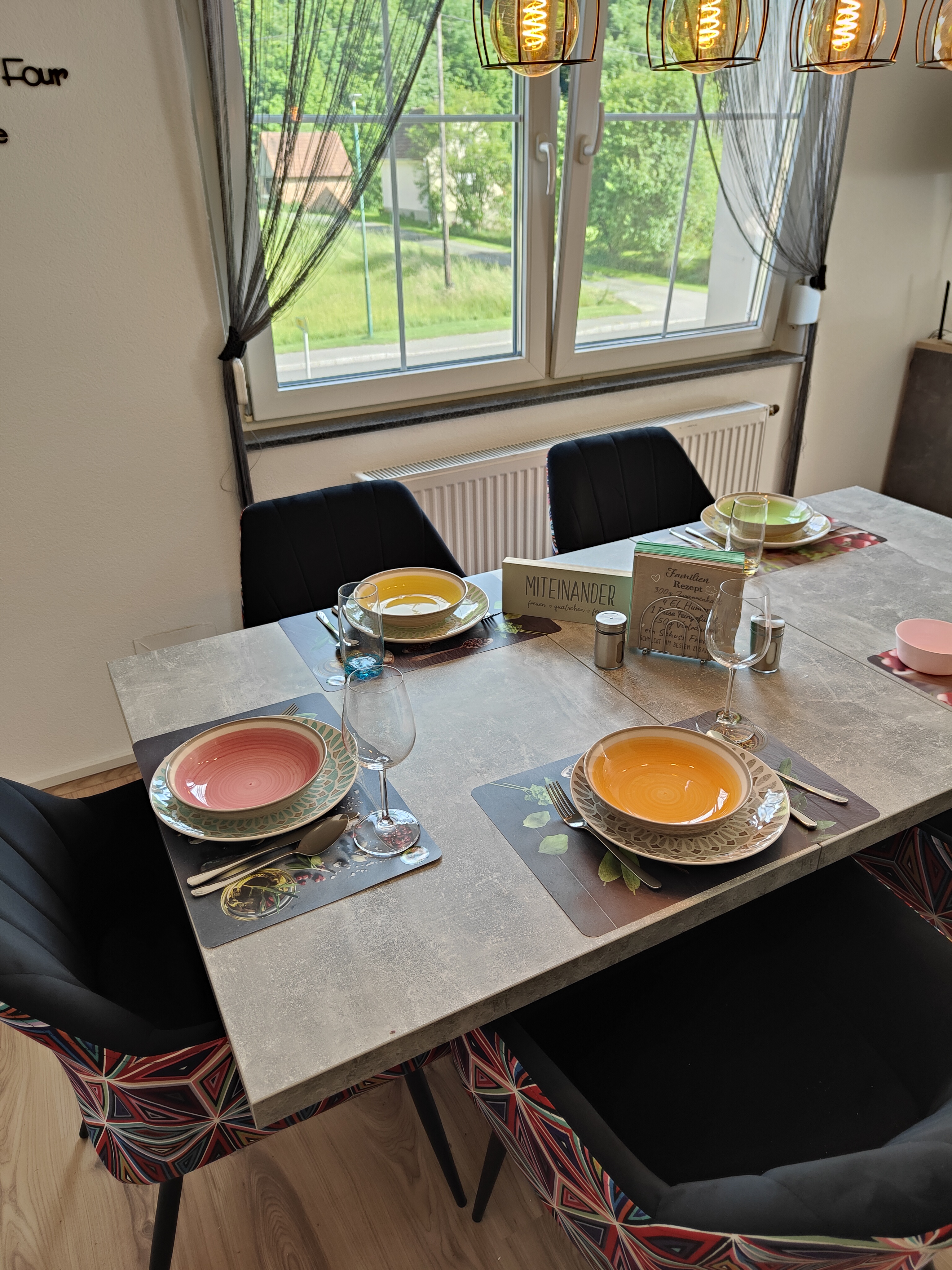 MonteurZimmer: Esstisch für bis zu 6 Personen - Ferienwohnung Waldblick