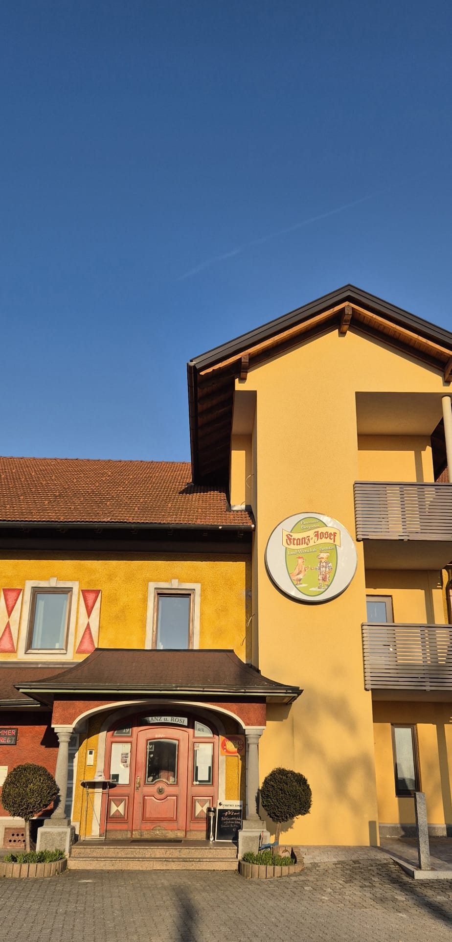 Monteur-Zimmer - Traunkirchen - Hausansicht - Wirtshaus Franz Josef - Straßwalchen