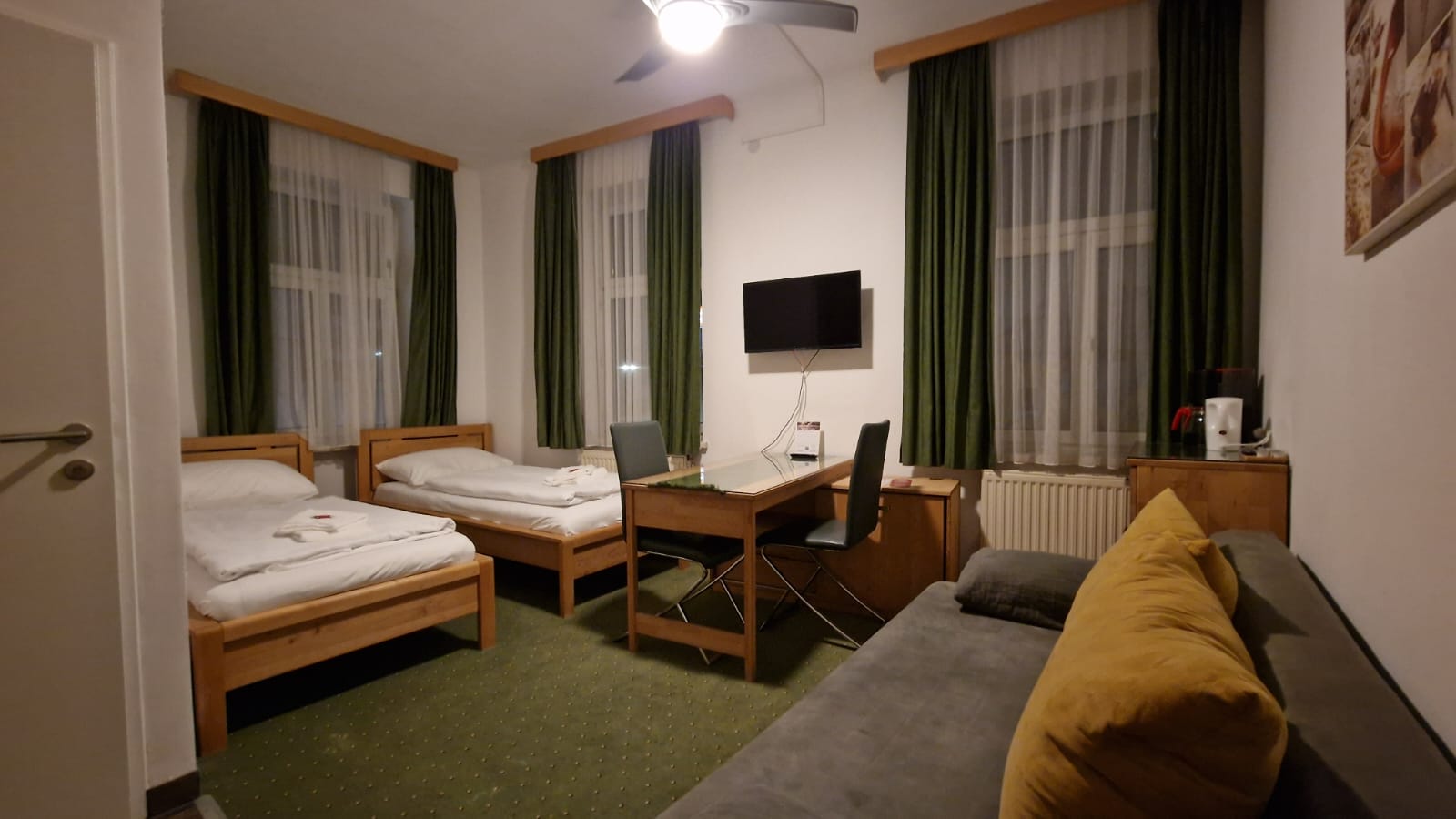 MonteurZimmer: Zimmerbeispiel 3-Bett-Zimmer - APARTHOTEL MARIAZELLERHOF - Monteurzimmer und Monteurwohnungen