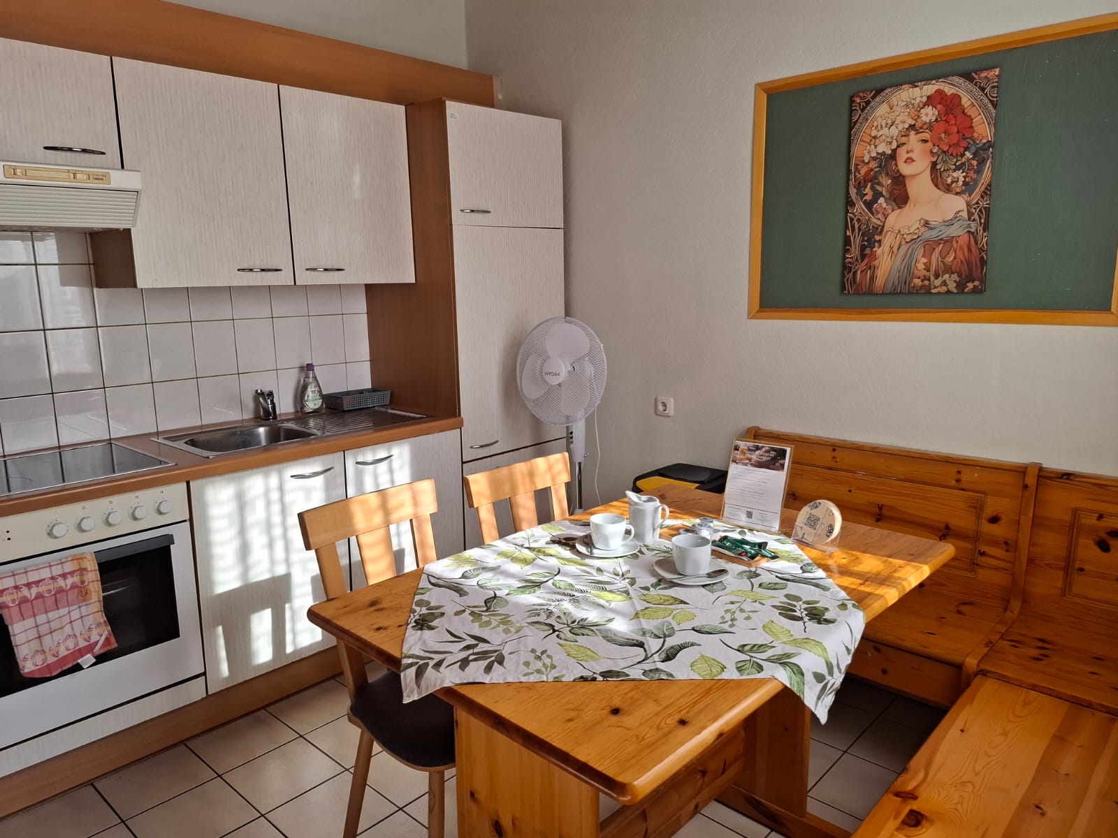 MonteurZimmer: Wohnküche in einem der Monteurwohnungen innerhalb des Hotels - APARTHOTEL MARIAZELLERHOF - Monteurzimmer und Monteurwohnungen