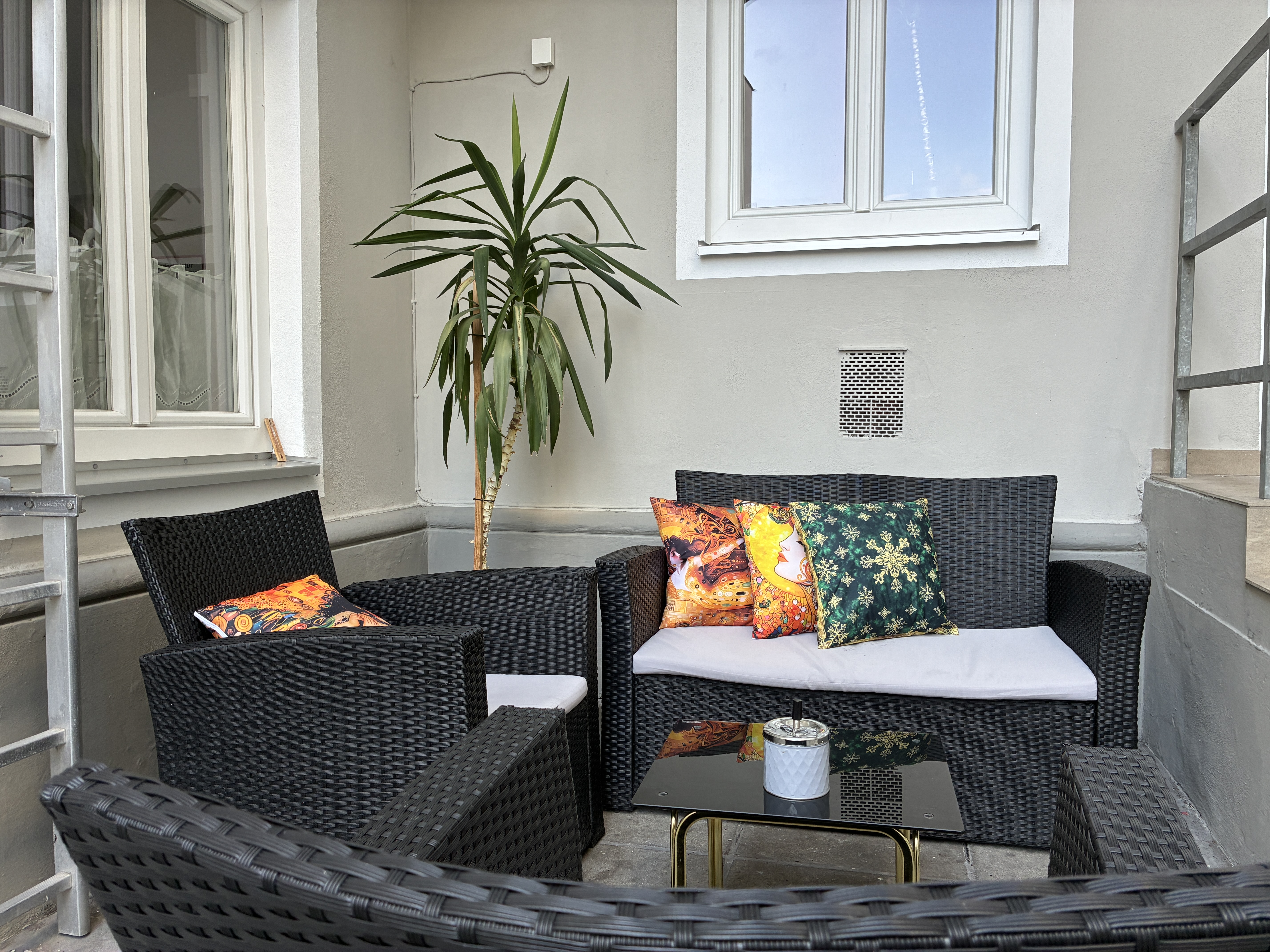 MonteurZimmer: Terrasse im Innenhof für den Feierabend zu genießen - APARTHOTEL MARIAZELLERHOF - Monteurzimmer und Monteurwohnungen