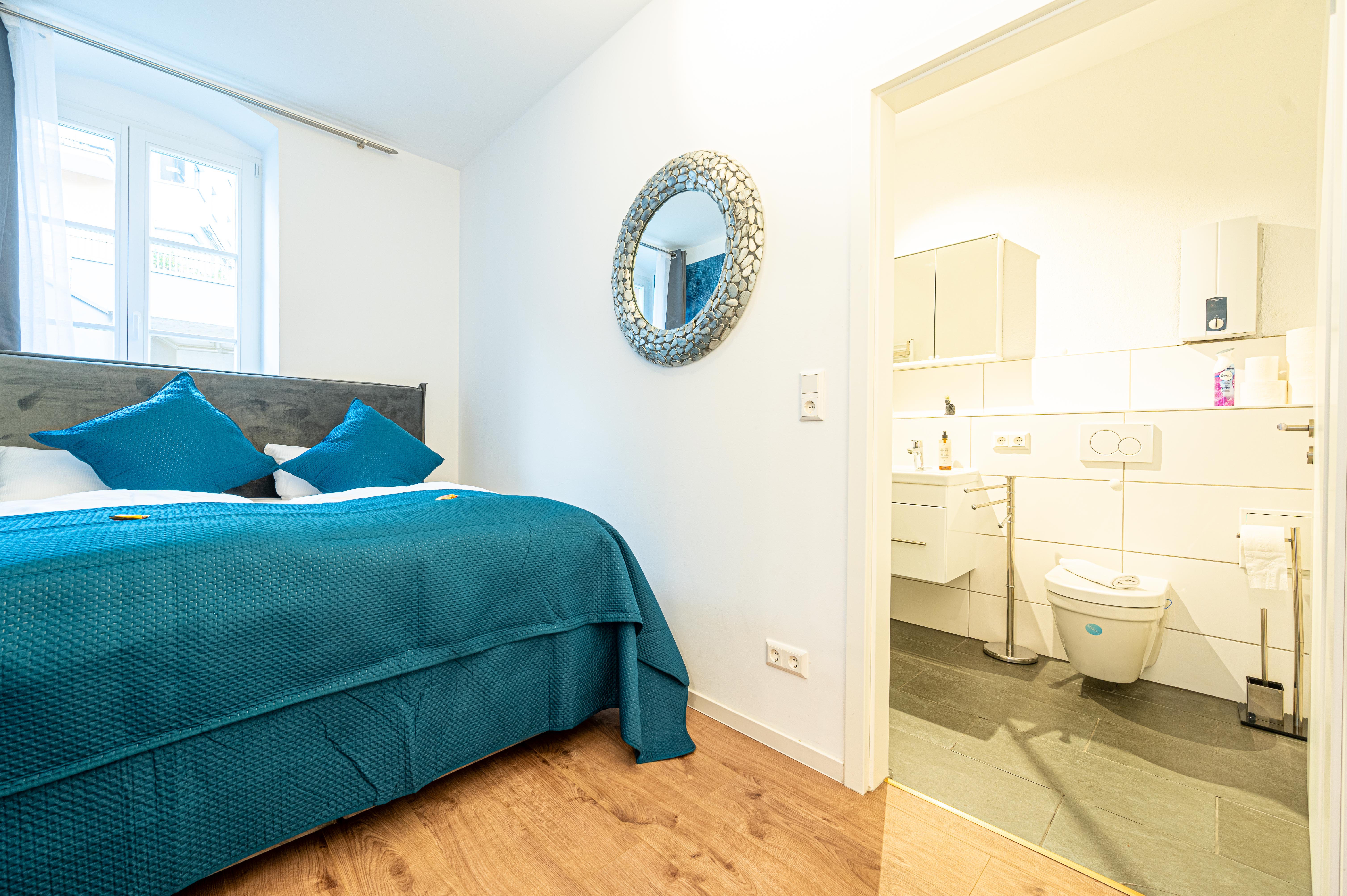 MonteurZimmer: Schlafzimmer mit Boxspringbett und eigenem Badezimmer - Moderne Unterkünfte für Geschäftsreisende