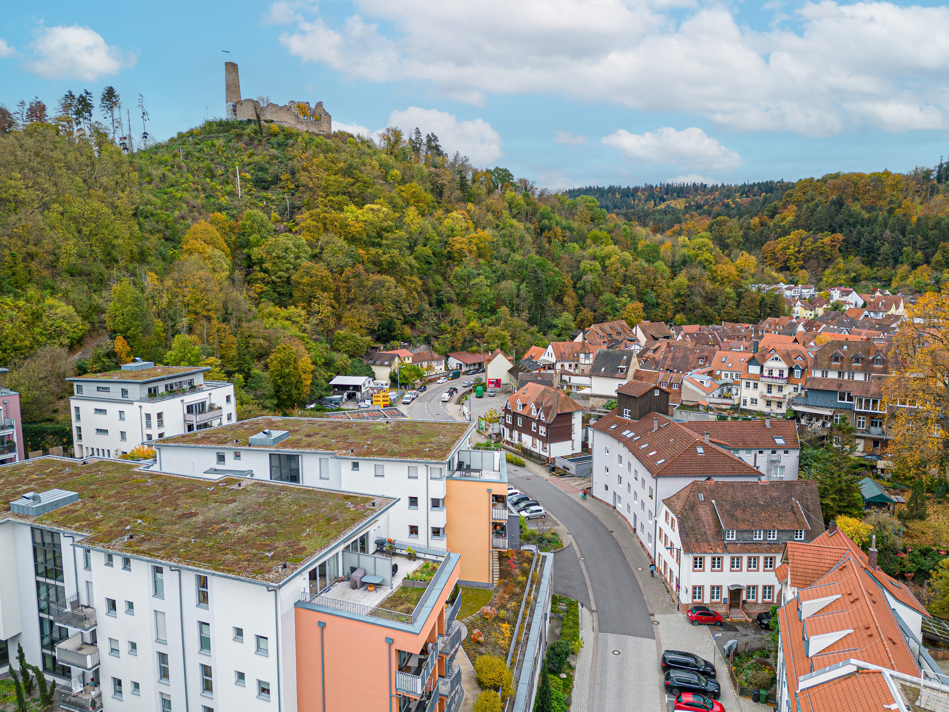 MonteurZimmer: Vogelperspektive über Weinheim - Moderne Unterkünfte für Geschäftsreisende