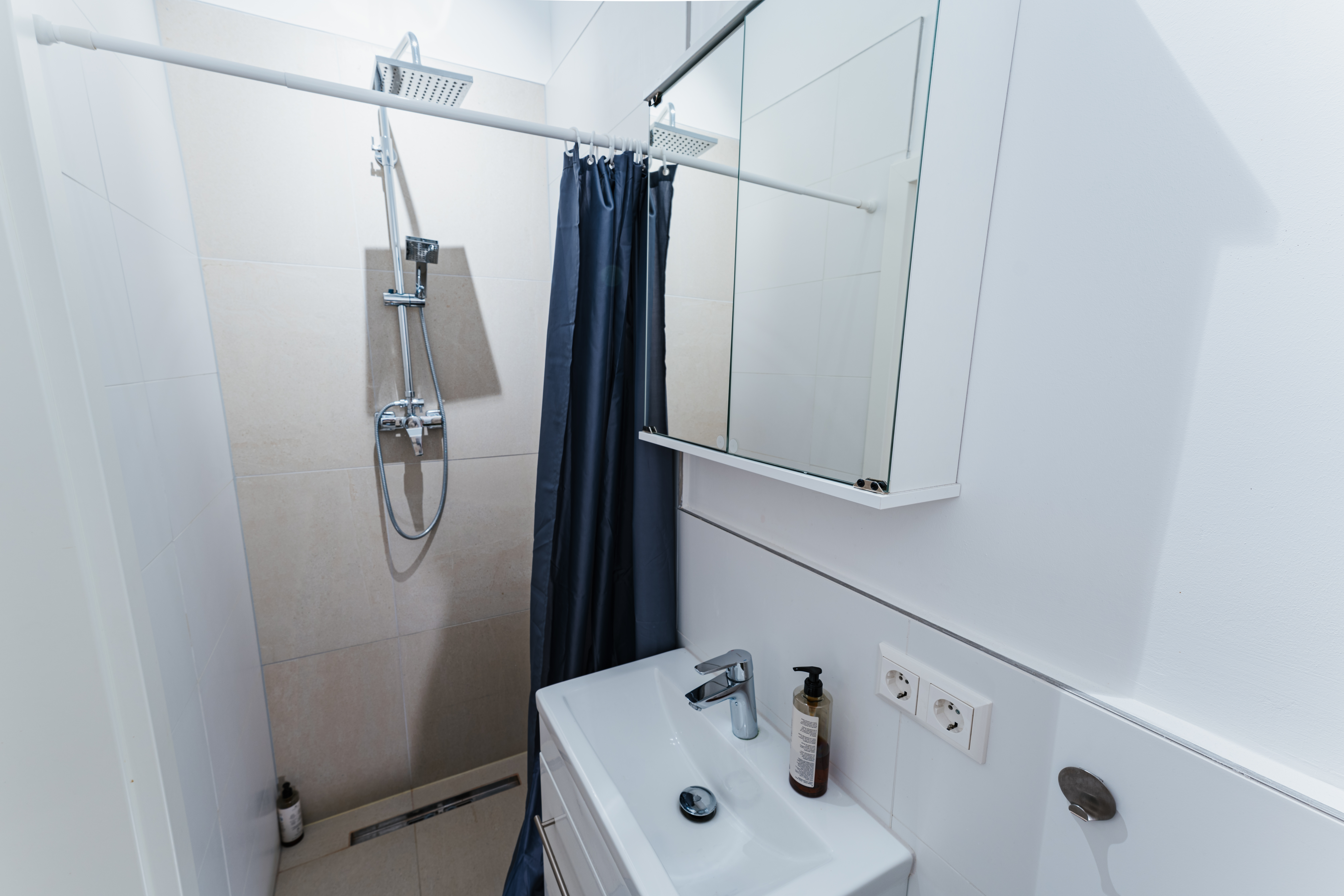 MonteurZimmer: Badezimmer mit Regendusch - Moderne Unterkünfte für Geschäftsreisende
