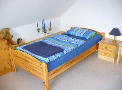 Monteur-Zimmer - Sofa - Im ersten Zimmer stehen zwei Betten mit Schreibtisch, TV und Kleiderschrank. - Peter Jürgen Bruse