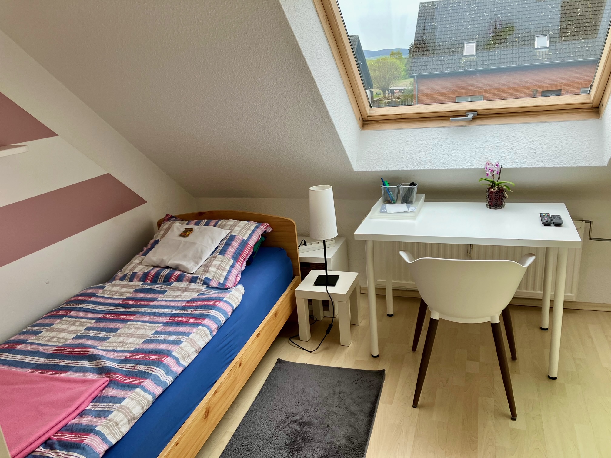 Monteur-Zimmer - Sofa - Im mittleren Zimmer steht ein Einzelbett mit Schreib/Esstisch und einer kompletten Schrankwand und einem TV. - Peter Jürgen Bruse
