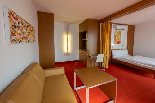 MonteurZimmer: Orange Wings Krems